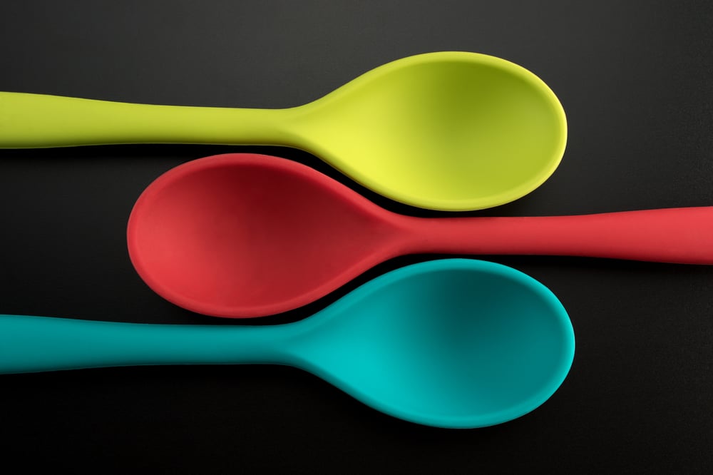 3 coloured spoons