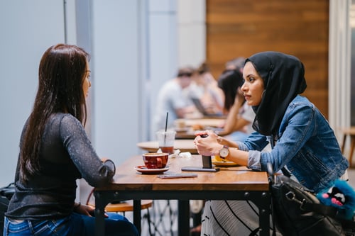 cafe-cellphone-chairs-1568342